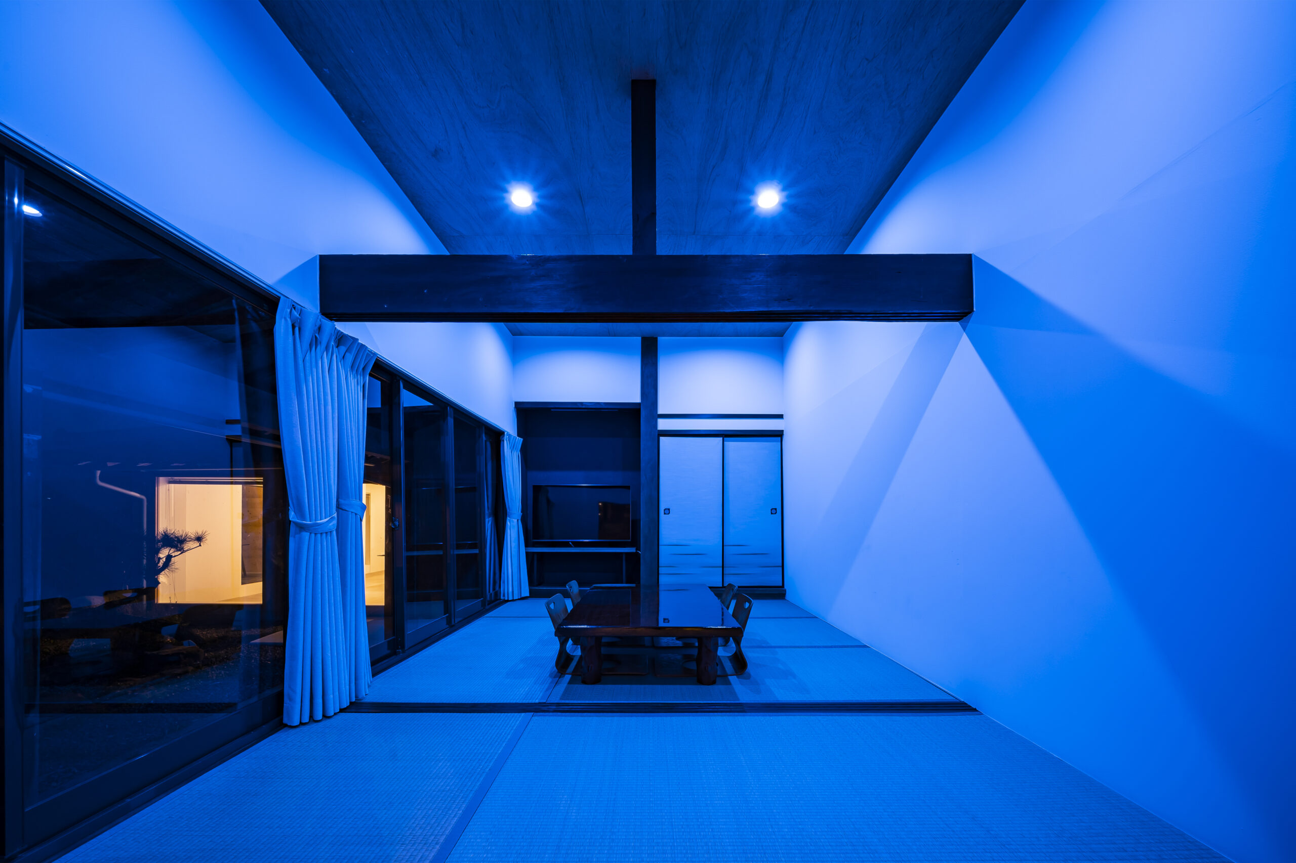 写真：青くライトアップされた和室