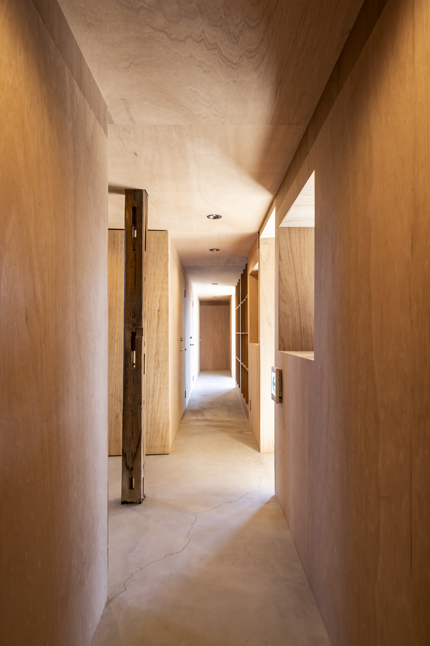写真：客室の間の廊下。壁は素の木材を活かしている